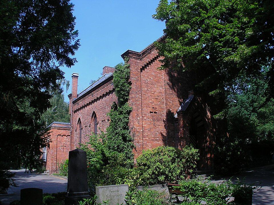 Backsteinkapelle zwischen Grabstätten und altem Baumbestand auf dem Friedhof Stubenrauchstraße