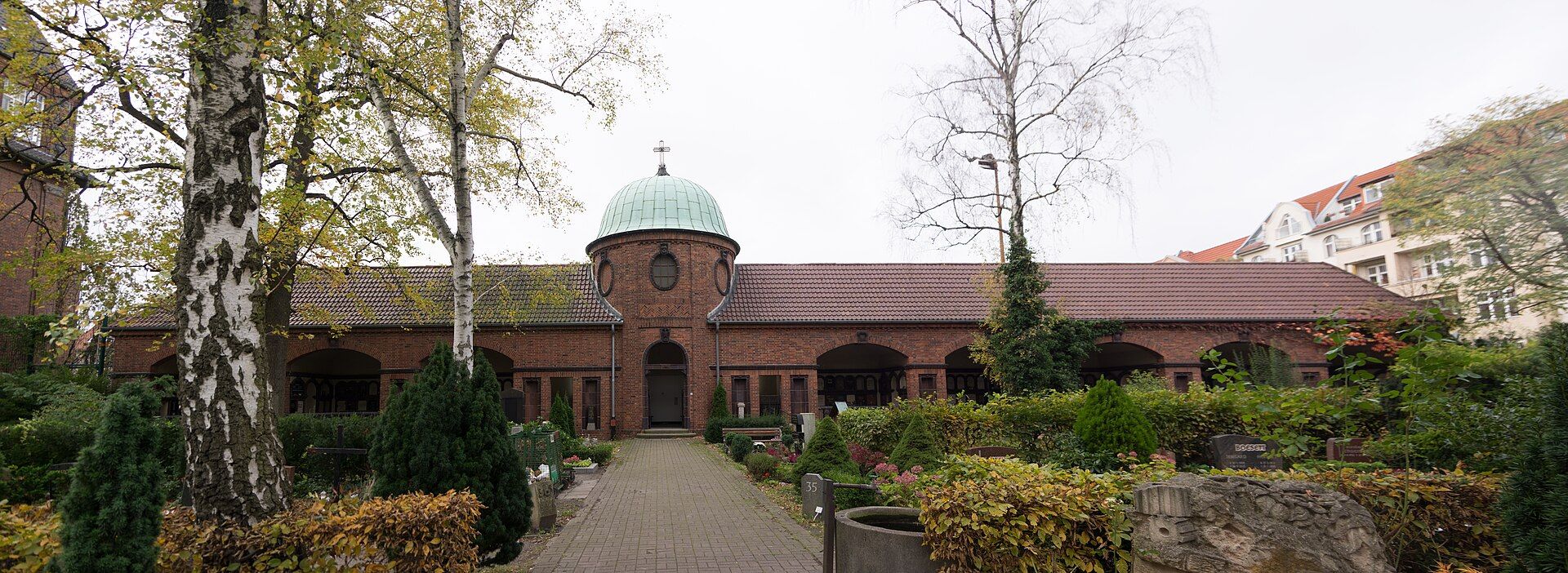Denkmalgeschütztes Kolumbarium des Friedhofs Stubenrauchstraße mit Rundbau, Arkaden und Urnennischen