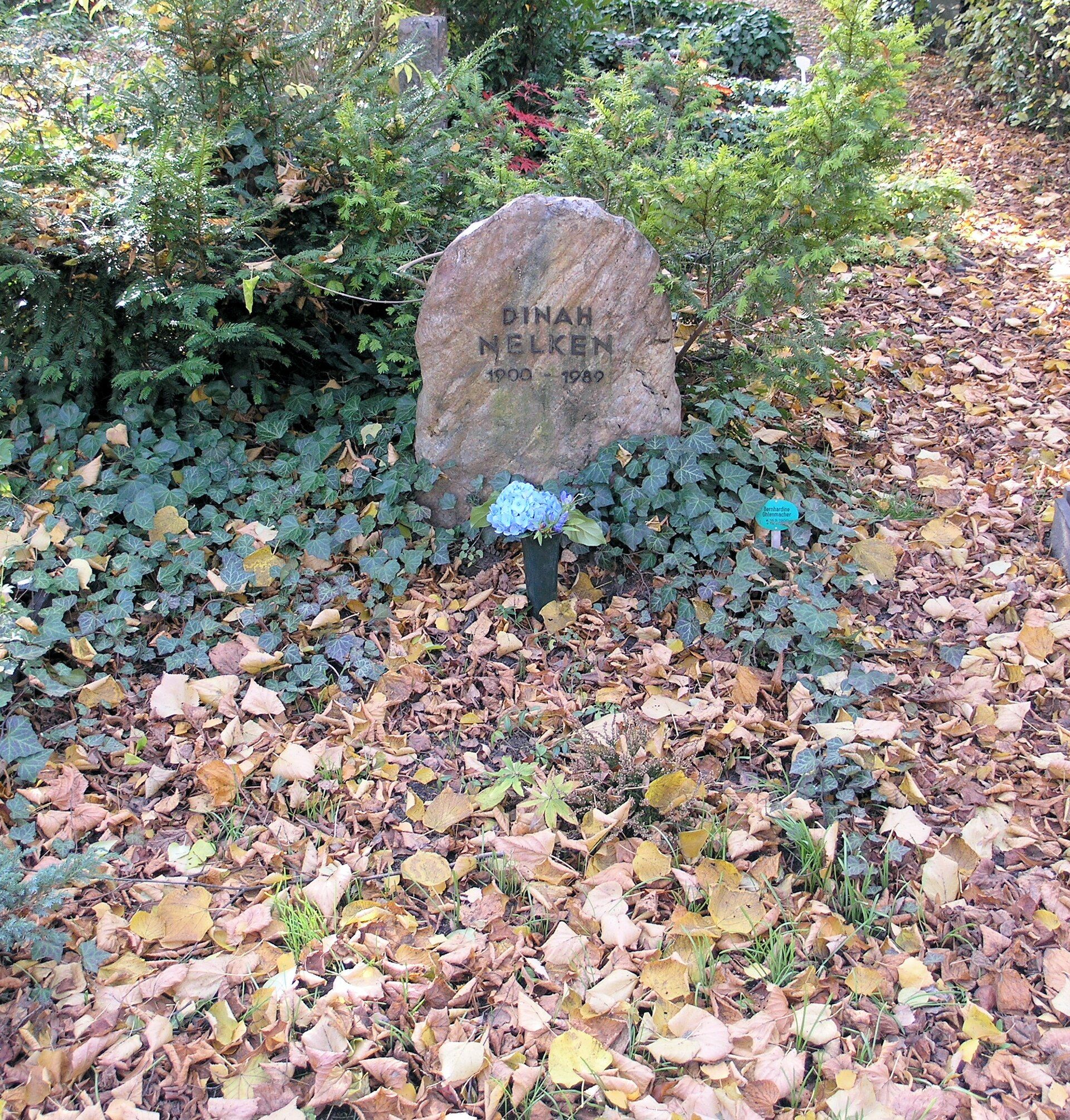 Natural-stone marker at Dinah Nelken’s grave in Stubenrauchstraße Cemetery