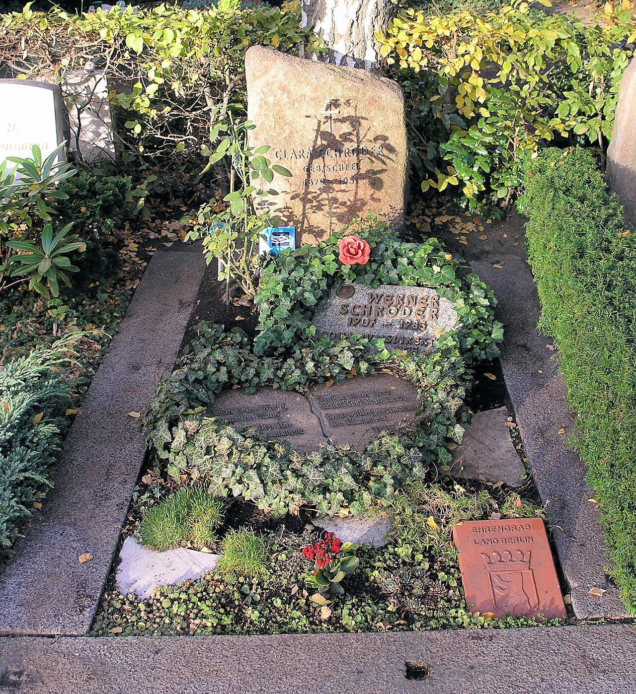 Werner Schröder’s grave with a flat name stone at Stubenrauchstraße Cemetery